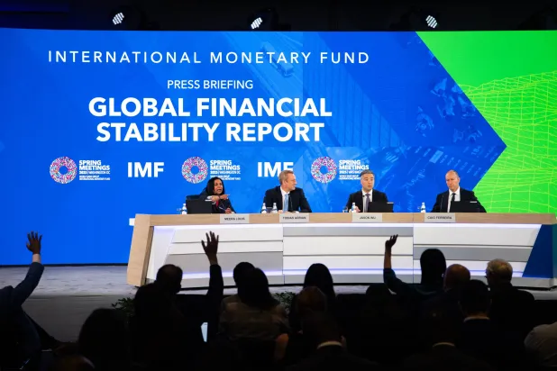 ندوة ضمن اجتماعات الربيع 2025 لصندوق النقد الدولي والبنك الدولي لمناقشة تقرير الراصد المالي العالمي (إ.ب.أ)