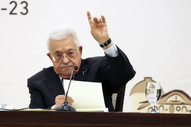 عباس مهاجماً «حماس» في افتتاح اجتماع المجلس المركزي الفلسطيني برام الله الثلاثاء (إ.ب.أ)