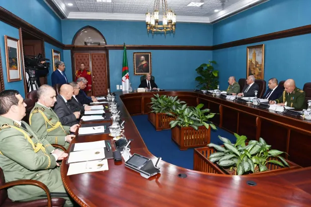 من اجتماع الرئيس الجزائري مع أبرز المسؤولين المدنيين والعسكريين في 21 أبريل 2025 (الرئاسة)
