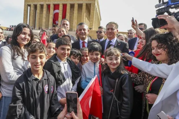 زعيم المعارضة التركية أوزغور أوزيل أمام ضريح مؤسس الجمهورية التركية مصطفى كمال أتاتورك (موقع حزب الشعب الجمهوري)