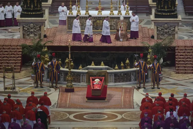 جثمان البابا فرنسيس مسجى في نعش مكشوف بكنيسة القديس بطرس (إ.ب.أ)