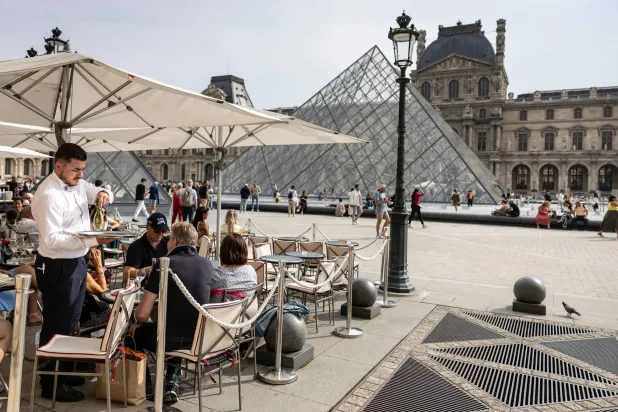 جلسات خارجية في ساحات باريس الجميلة (أ.ف.ب)