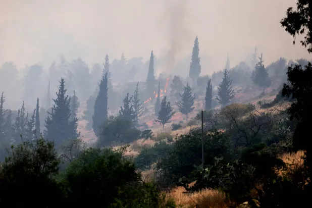 حريق غابات بالقرب من بلدة بيت شيمش بوسط إسرائيل بالقرب من القدس (أ.ف.ب)