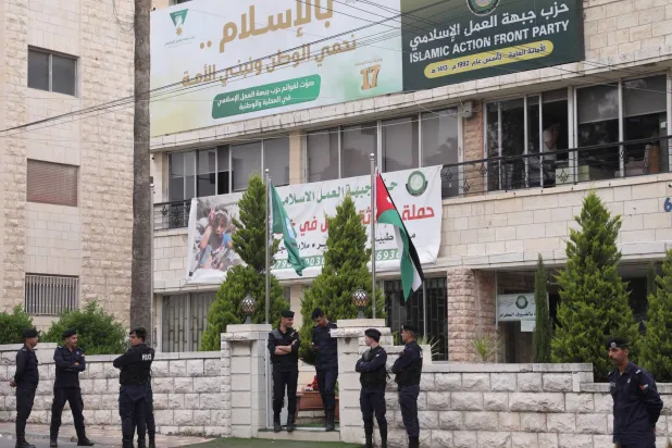 عناصر من قوات الأمن الأردنية تقف أمام مقر للحركة الإسلامية في عمّان يوم الأربعاء (رويترز)