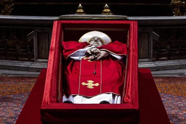 يرقد جثمان البابا فرنسيس في كاتدرائية القديس بطرس في مدينة الفاتيكان (إ.ب.أ)