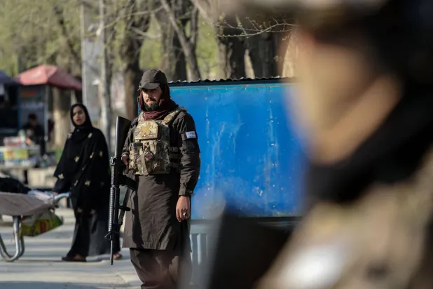 عنصر من حركة «طالبان» يقف عند نقطة تفتيش في كابل بأفغانستان (إ.ب.أ) 