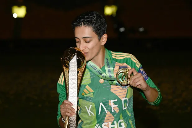 سارة خالد مع كأس الدوري السعودي للسيدات (تصوير: بشير صالح)