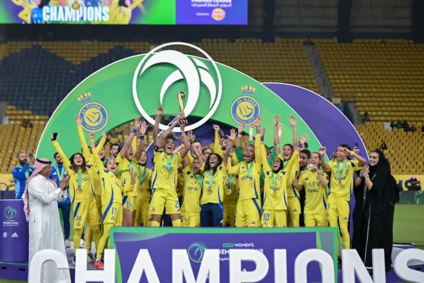 لحظة تتويج سيدات النصر بكأس الدوري الممتاز للسيدات (تصوير: بشير صالح)