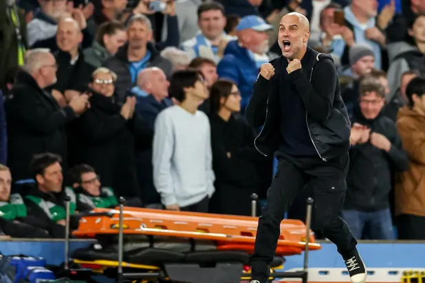 غوارديولا يظهر حماسه محتفلا بهدف نونينز القاتل في مرمى فيلا (ا ب ا)