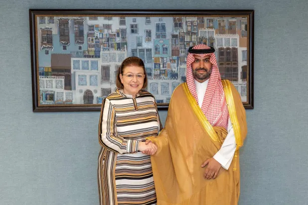 وزير الثقافة السعودي الأمير بدر بن عبد الله بن فرحان مستقبلاً نظيرته اليونانية لينا مندوني في جدة (واس) 