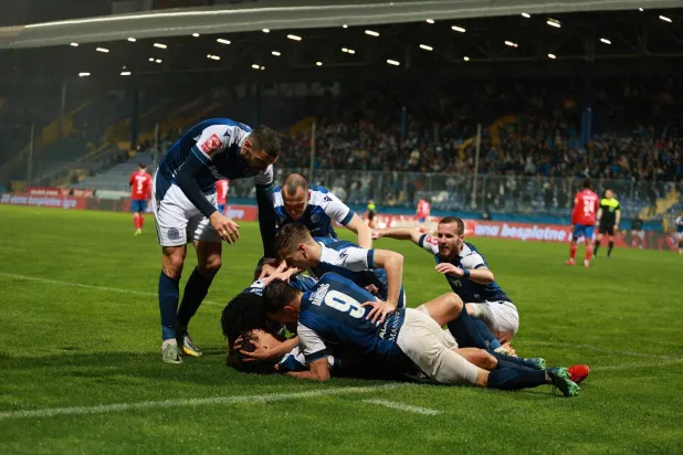 يحتفل عبد الملك الجابر رفقة زملائه خلال المباراة (زيلنتشار)