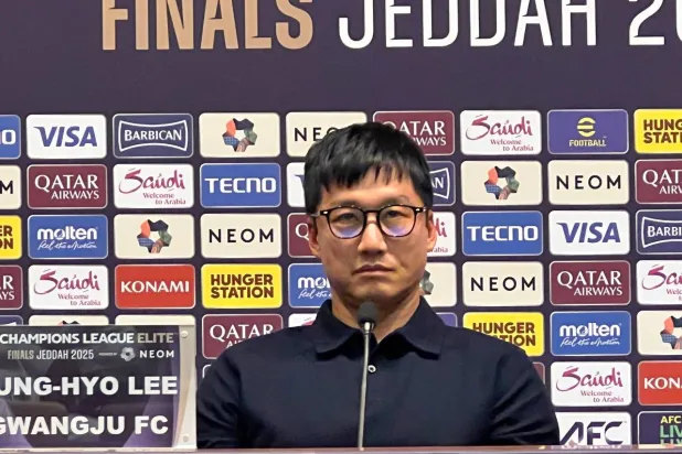 جانغ هيو لي مدرب فريق غوانغجو الكوري الجنوبي (الشرق الأوسط)