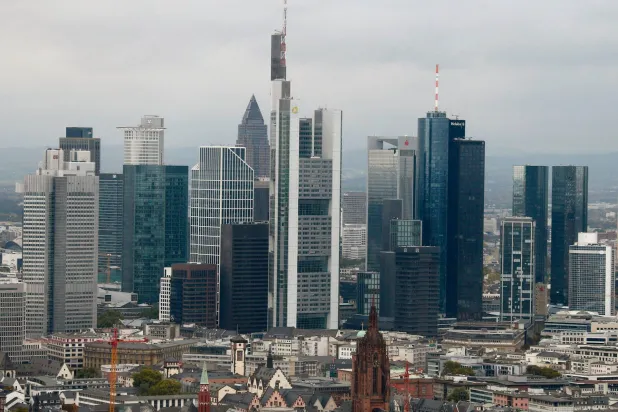 صورة لأفق حي البنوك في فرنكفورت (رويترز)