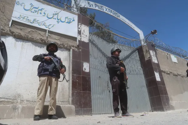 يقف مسؤولو الأمن الباكستانيون حراساً خارج كنيسة بينما تحتفل الأقلية المسيحية بعيد الفصح في كويتا عاصمة إقليم بلوشستان المضطرب في 20 أبريل 2025 (إ.ب.أ)