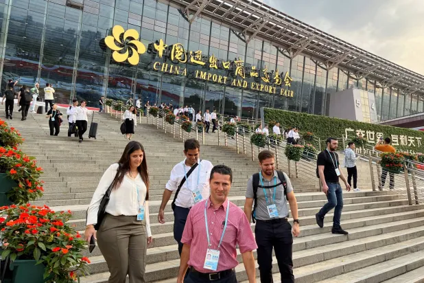 زوار لمعرض الصين للاستيراد والتصدير في مدينة غوانغزو الصينية خلال دورة العام الماضي (رويترز)