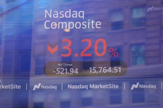 شاشة تعرض مؤشر ناسداك في بورصة نيويورك (إ.ب.أ)