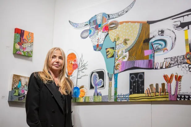 الفنانة اللبنانية ميراي بستاني في معرضها في لندن (الشرق الأوسط)