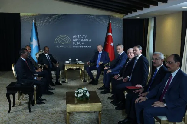 جانب من اجتماع الرئيس التركي إردوغان ونظيره الصومالي شيخ محمود على هامش «منتدى أنطاليا الدبلوماسي»... (الرئاسة التركية)