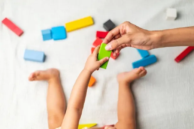 الرضّع قادرون على استنتاج معاني الكلمات من السياق (جامعة نورثويسترن)