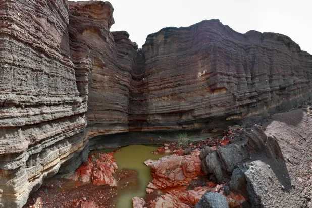 جانب من «فوهة النعي» و«عين عنتر» في موقع «سلمى جيوبارك» (المركز الوطني لتنمية الغطاء النباتي)