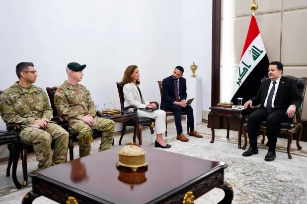 رئيس الحكومة العراقية محمد شياع السوداني مستقبلاً قائد «التحالف الدولي» الجنرال كيفن ليهي (إعلام حكومي)