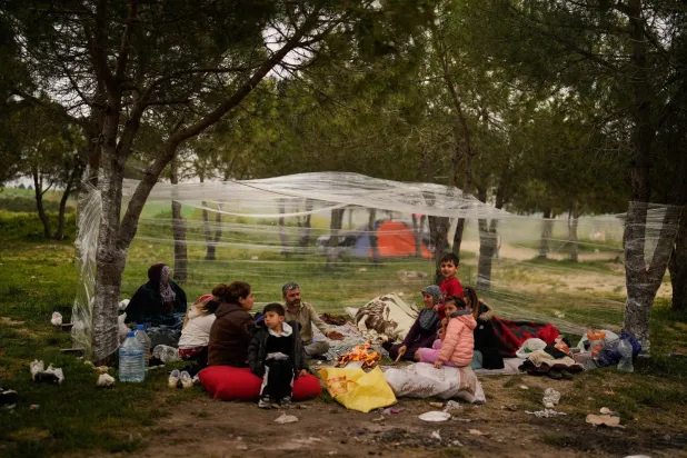 مواطنون أتراك خافوا من الهزات الارتدادية في إسطنبول (أ.ب)