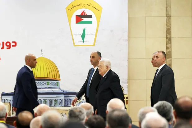 الرئيس محمود عباس خلال الدورة الثانية والثلاثين للمجلس المركزي لمنظمة التحرير الفلسطينية في رام الله الأربعاء (إ.ب.أ)