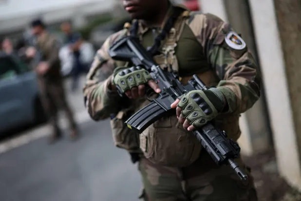 جنود فرنسيون من عملية سانتينيل يؤمنون المنطقة أمام مدرسة نوتردام دي توتس إيدز الثانوية بعد مقتل طالب وإصابة طلاب آخرين في حادث طعن بالمدرسة في نانت بفرنسا 24 أبريل (نيسان) 2025 (رويترز)