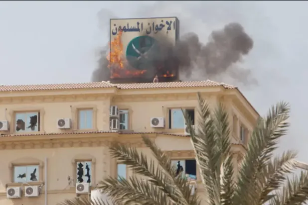 مقر «الإخوان» محترقاً في القاهرة صيف 2013 (غيتي)