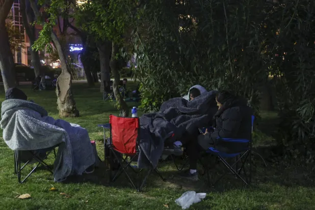 كثير من سكان إسطنبول يمضون ليلتهم في العراء خوفاً من العودة إلى منازلهم (أ.ب)