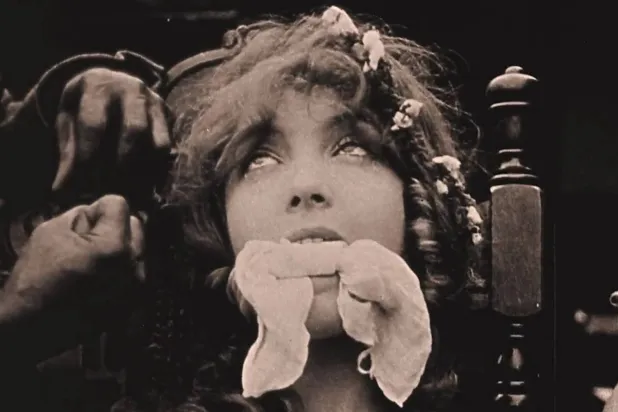 ليليان غيش في لقطة من «مولد أمّة»  (غريفيث بروكشنز).