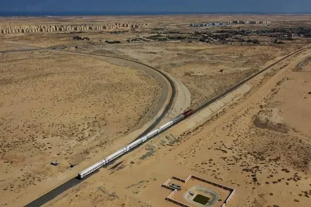 القطار يشق طريقه في سيناء ضمن جهود التنمية (وزارة النقل المصرية)