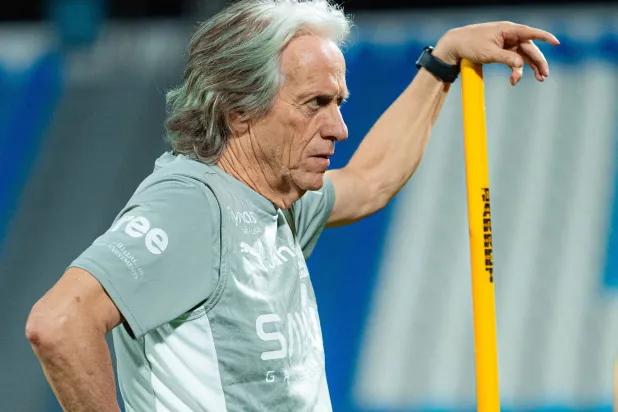 خيسوس سيفاضل بين البليهي وتمبكتي في الدفاع (نادي الهلال)