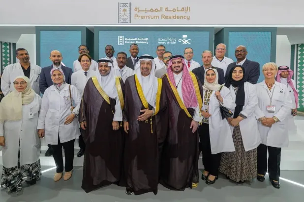 أطباء وممارسون صحيون حصلوا على الإقامة المميزة ضمن منتج «كفاءة استثنائية» عام 2024 (واس)