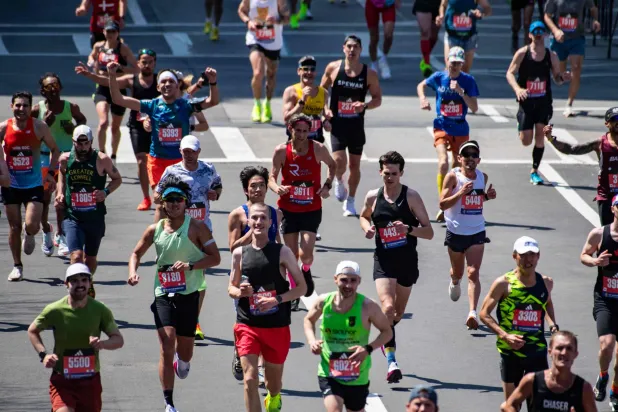 متسابقون يركضون أثناء تنافسهم في ماراثون بوسطن بالولايات المتحدة (أ.ف.ب)