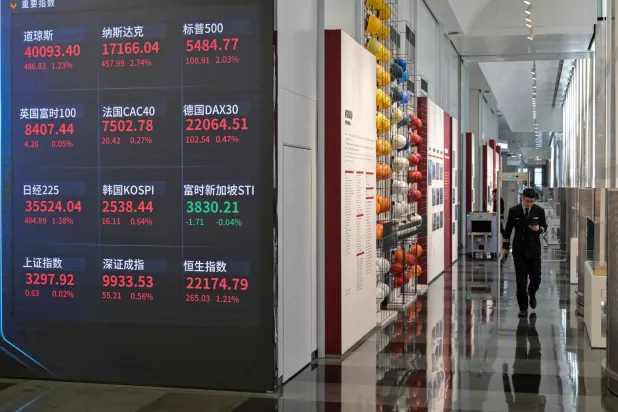 شاشة تعرض تحركات الأسواق المالية في المبنى الجديد لبورصة شنغهاي (أ ف ب)