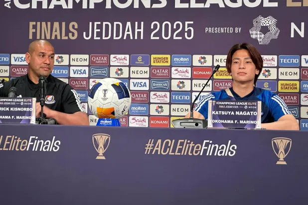 باتريك كيسنوربو مدرب فريق يوكوهاما الياباني رفقة اللاعب كاتسويا ناغوتو (الشرق الأوسط)