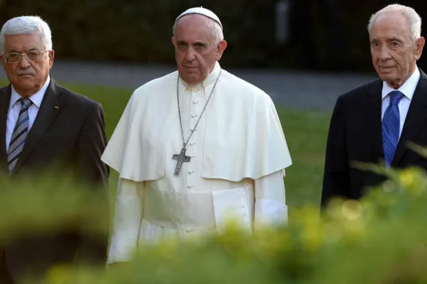 البابا فرنسيس خلال لقاء جمعه بالرئيسين الفلسطيني محمود عباس والإسرائيلي حينها شمعون بيريز عام 2014 (رويترز - أرشيفية)