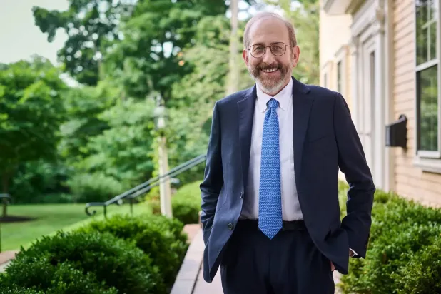 رئيس جامعة هارفارد آلان غاربر (موقع جامعة هارفارد)