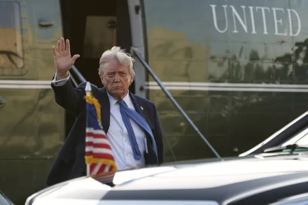الرئيس الأميركي بمطار ليزبرغ التنفيذي يتجه إلى نادي ترمب الوطني للغولف في فرجينيا (أ.ب)