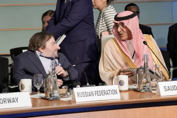 وزير المالية السعودي محمد الجدعان يتحدث مع أليكسي موروزوف المدير التنفيذي المناوب لمجموعة البنك الدولي خلال إحدى جلسات اجتماعات الربيع السنوية لصندوق النقد الدولي والبنك الدولي في العاصمة الأميركية واشنطن (رويترز)