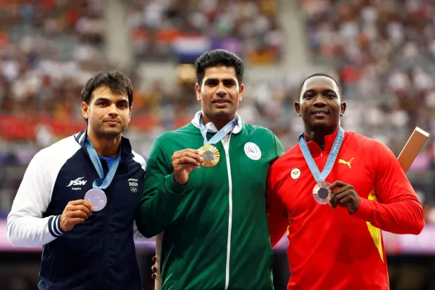 نيراج تشوبرا وأرشاد نديم خلال مشاركتهما في أولمبياد باريس (رويترز)