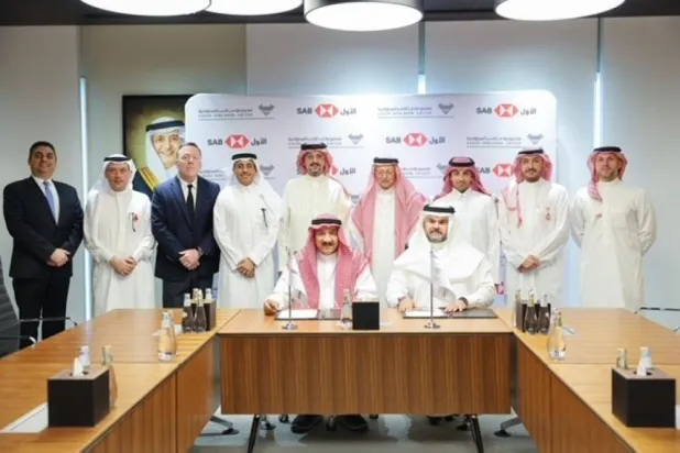 ممثلو «السعودي الأول» و«مجموعة بن لادن السعودية» خلال توقيع الاتفاقية (الشرق الأوسط)