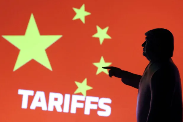 صورة لظل الرئيس الأميركي دونالد ترمب وفي الخلفية العلم الصيني (رويترز)