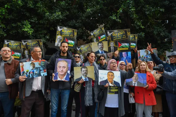 وقفة احتجاجية لأهالي المتهمين خلال محاكمتهم في ملف «التآمر على أمن تونس» (رويترز)