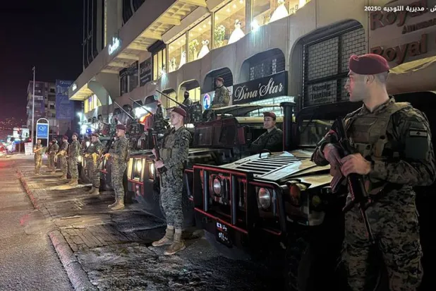 عناصر من الجيش اللبناني خلال مهمة تفتيش وملاحقة لمطلوبين (مديرية التوجيه)