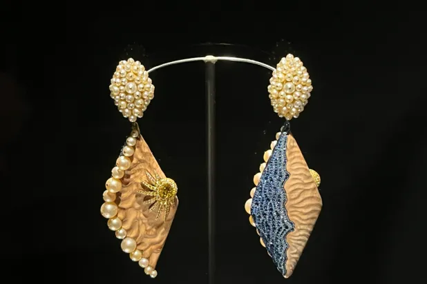 قرط من التحف (إدارة المعرض)