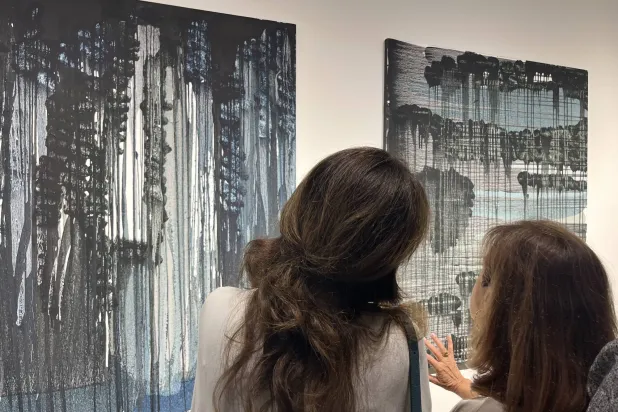 تحمل لوحات عيدو حركة فرشاة تُشبه «قاع البحر» (الشرق الأوسط)