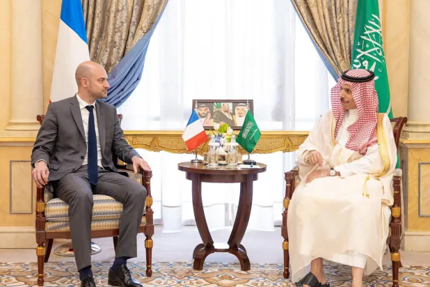الأمير فيصل بن فرحان لدى لقائه الوزير جان نويل بارو في الرياض الجمعة («الخارجية» السعودية)