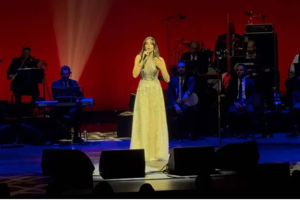 آمال ماهر خلال حفلة «أوبرا دبي» (الشرق الأوسط)